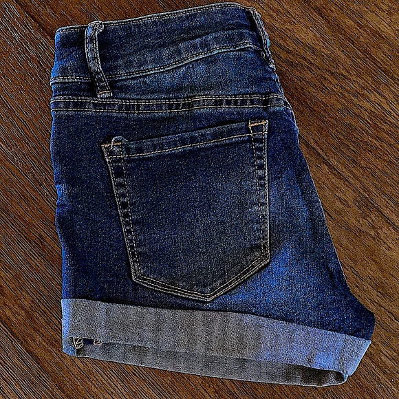 •LONDON 90’s VINTAGE, Low Rise Jean Shorts - Picture 3 of 12
